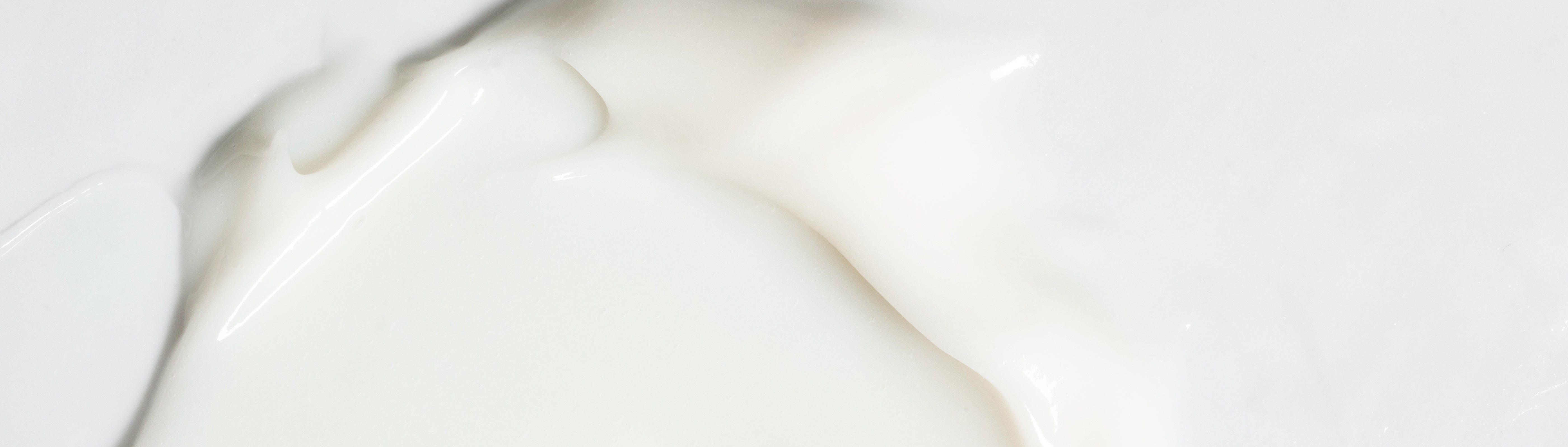 Nahaufnahme von weißer, cremiger Substanz mit glatter Textur.