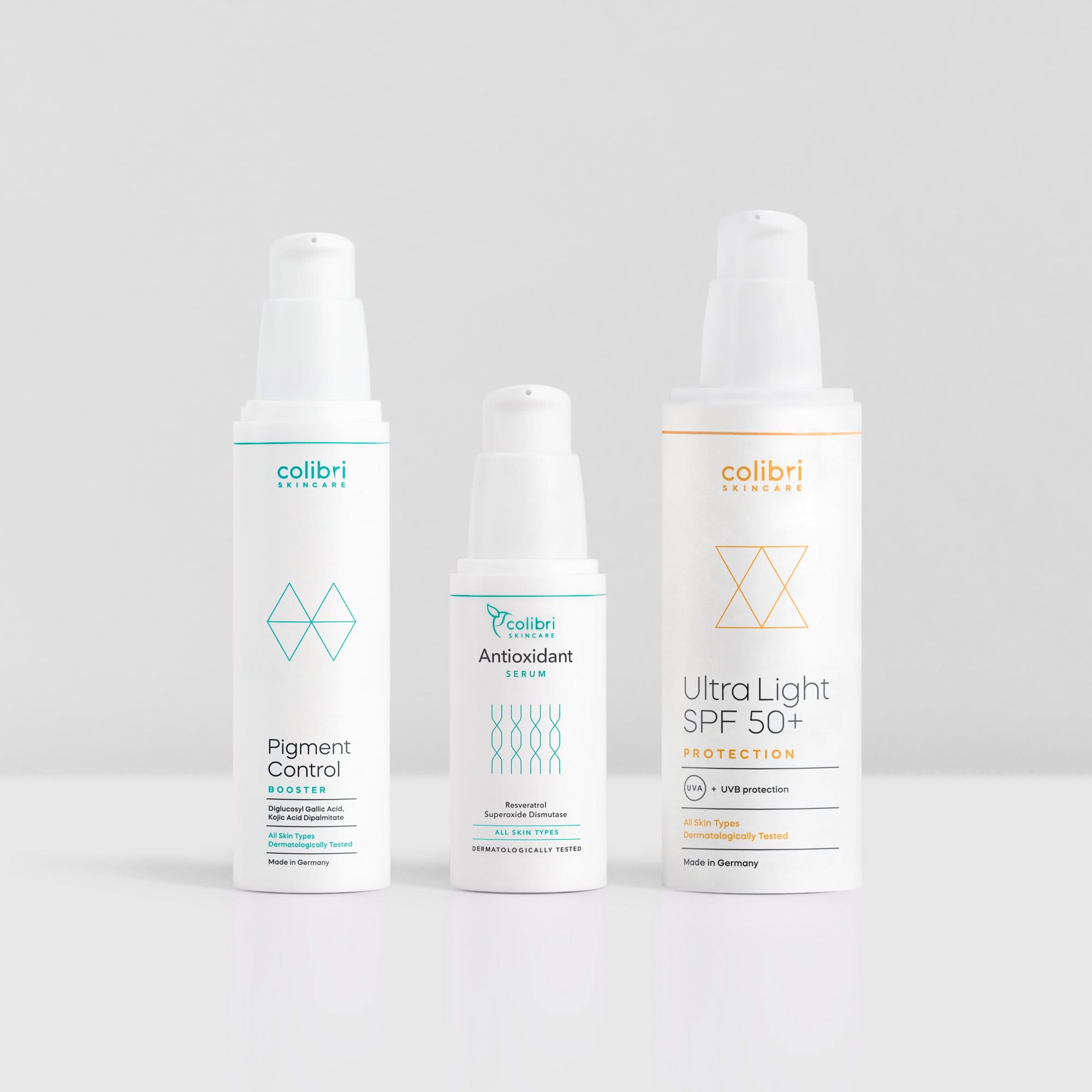 Drei Hautpflegeprodukte mit minimalistischen Designs; Pigment Control, Antioxidant Serum und Ultra Light SPF 50+ Protection.