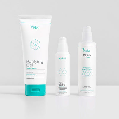 Drei Hautpflege-Produkte von colibri skincare, darunter ein Reinigungsgel, ein Porenkontroll-Booster und ein Peeling.