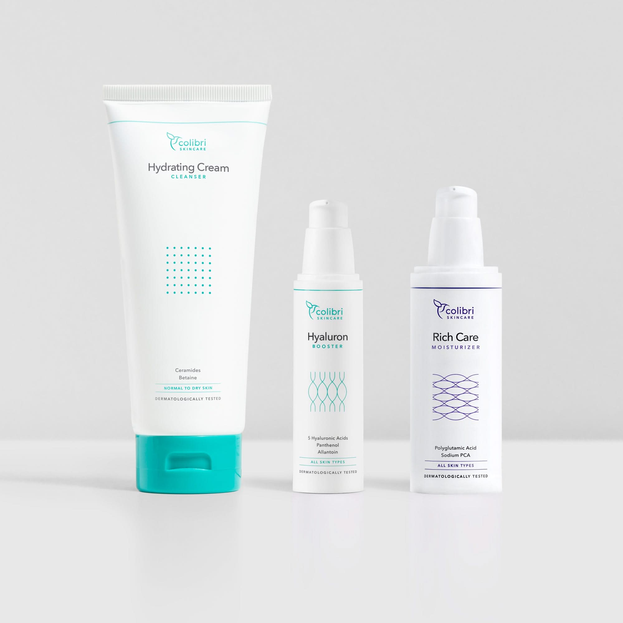 Drei Hautpflegeprodukte auf weißem Hintergrund: Feuchtigkeitscreme, Hyaluron-Booster und reichhaltige Pflegecreme.