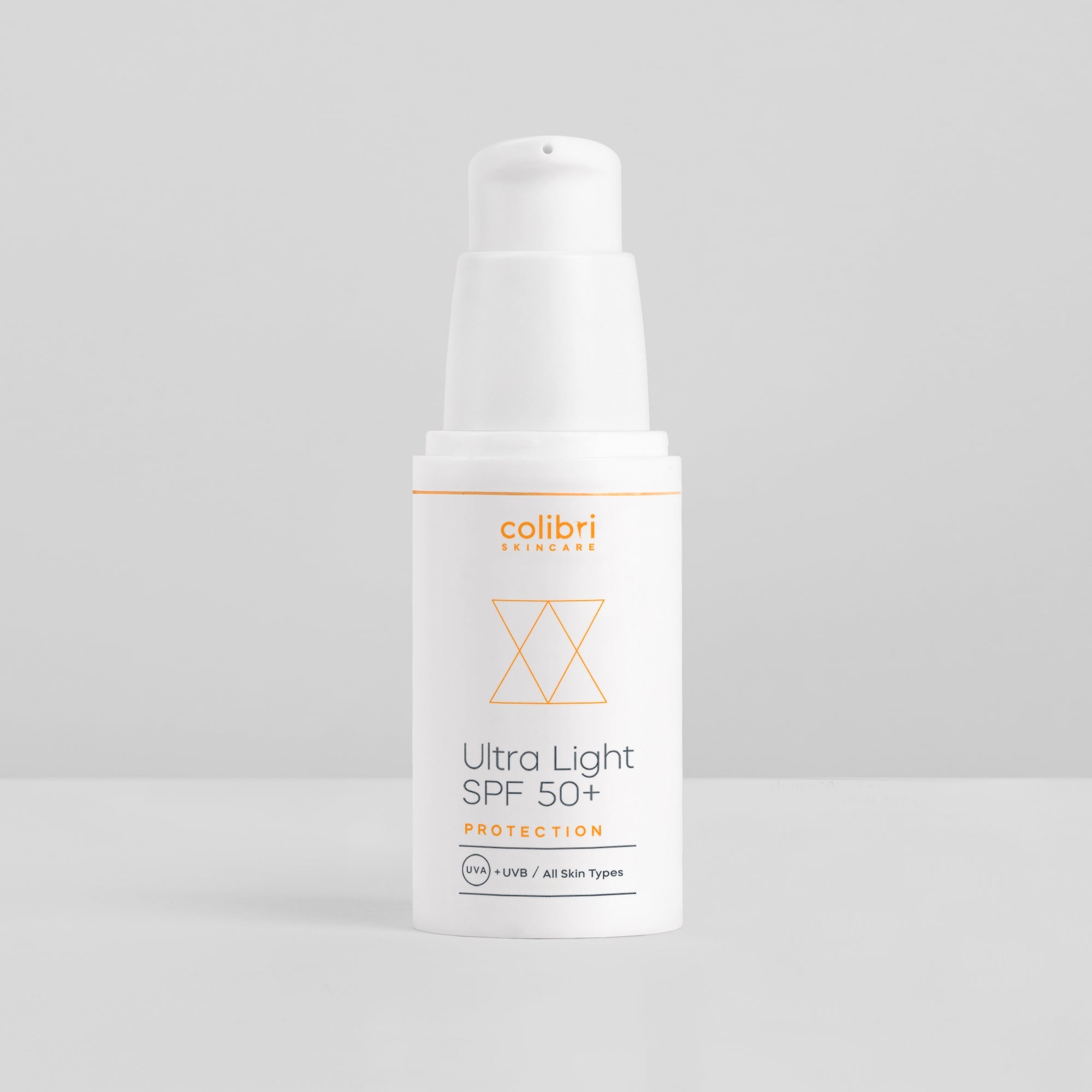 Weiße Flasche Sonnencreme mit der Aufschrift "Ultra Light SPF 50+" vor grauem Hintergrund.
