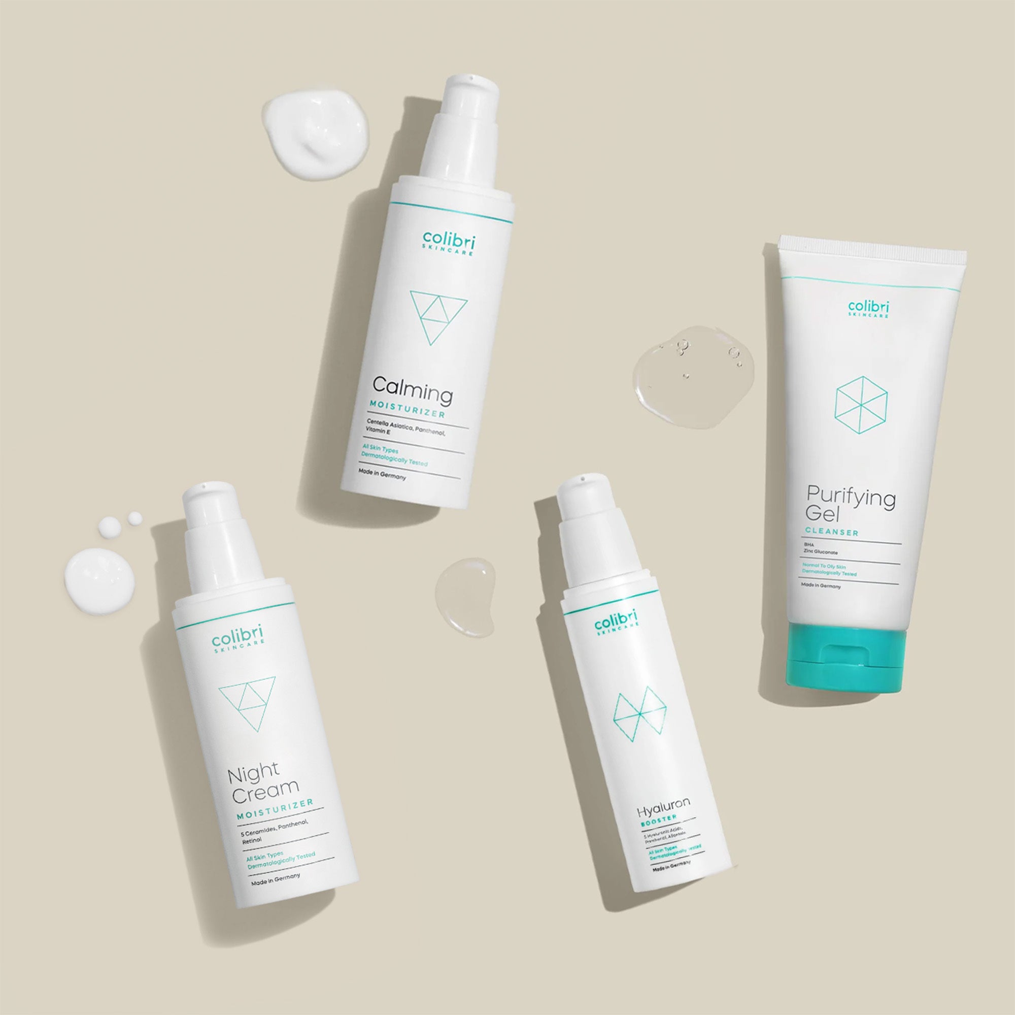 Purifying Gel Cleanser, Hyaluron Booster, Calming Moisturizer und Night Cream Moisturizer Flaschen mit Klecks