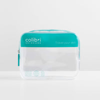 Transparente Reisekosmetiktasche mit türkisfarbenem Reißverschluss und Branding "colibri skincare".