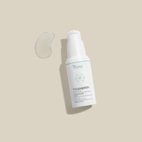 Flasche des Polypeptid-Boosters auf beigem Hintergrund, daneben ein Tropfen der Flüssigkeit.